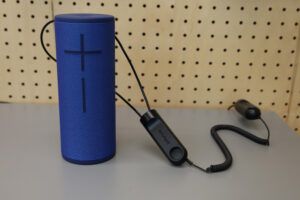 Alto-falante com Cable Lock Anchor acoplada