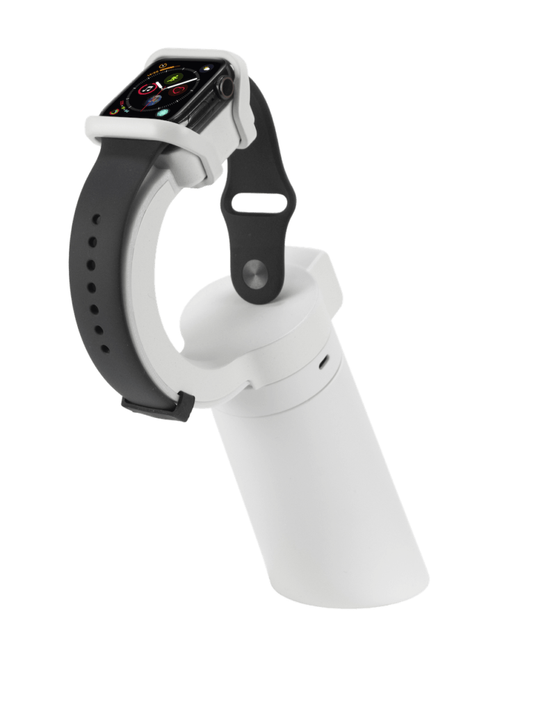 Smartwatch em um suporte de exibição branco