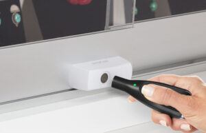 Smart Plunger Lock white sendo desbloqueado com OneKEY