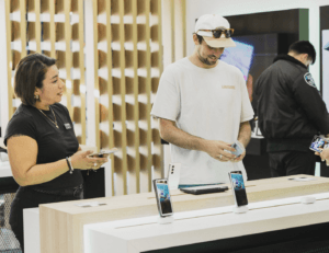 Manuseio de um smartphone em uma tela de segurança em uma loja Samsung