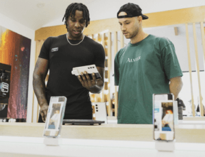 Manuseio de um smartphone em uma tela de segurança em uma loja Samsung