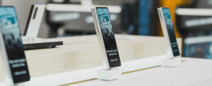 Três telefones Samsung seguros com dispositivos InVue