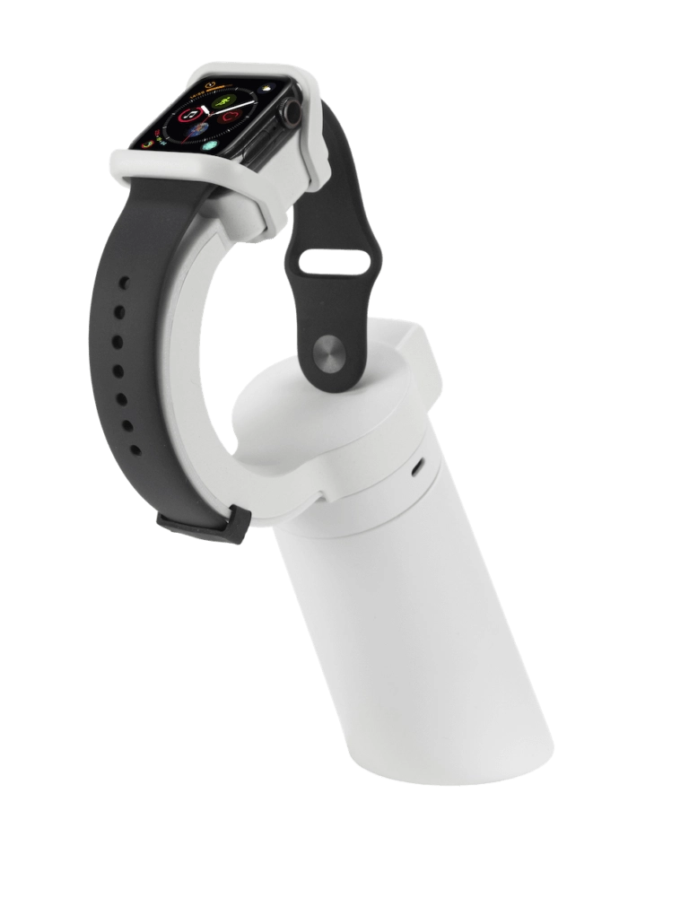 Smartwatch em um suporte de exibição branco