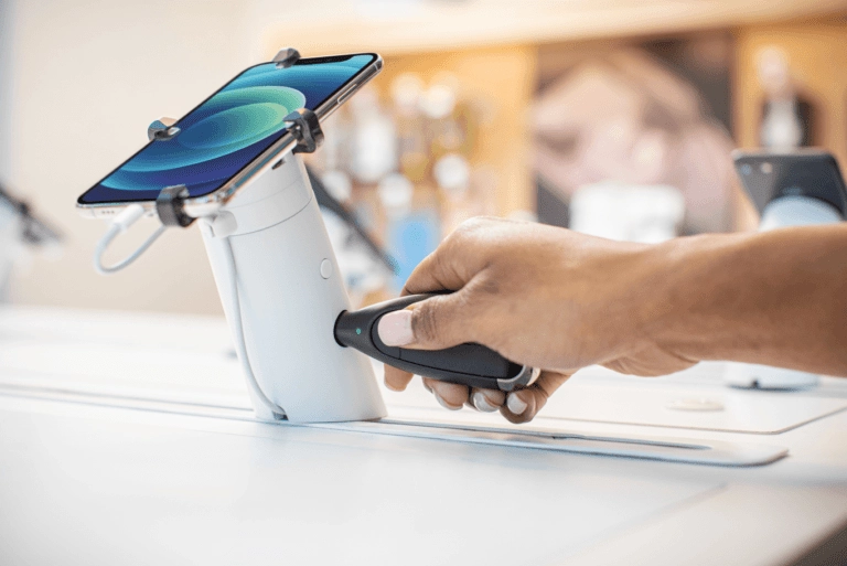 OneKEY Desbloqueio de um OnePOD segurando um telefone