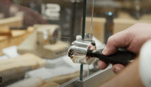 OneKEY Destrancando um armário de vidro