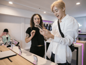 Manuseio de um smartphone em uma tela de segurança em uma loja Samsung