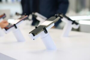 Smartphone sendo exibido por OnePOD Max na loja de varejo da Claro