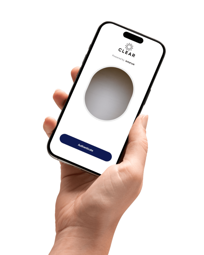 Mão segurando um celular que exibe a tela de verificação de identidade do CLEAR, desenvolvida pela InVue para o acesso autônomo do cliente