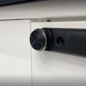 Smart Lock em um gabinete branco