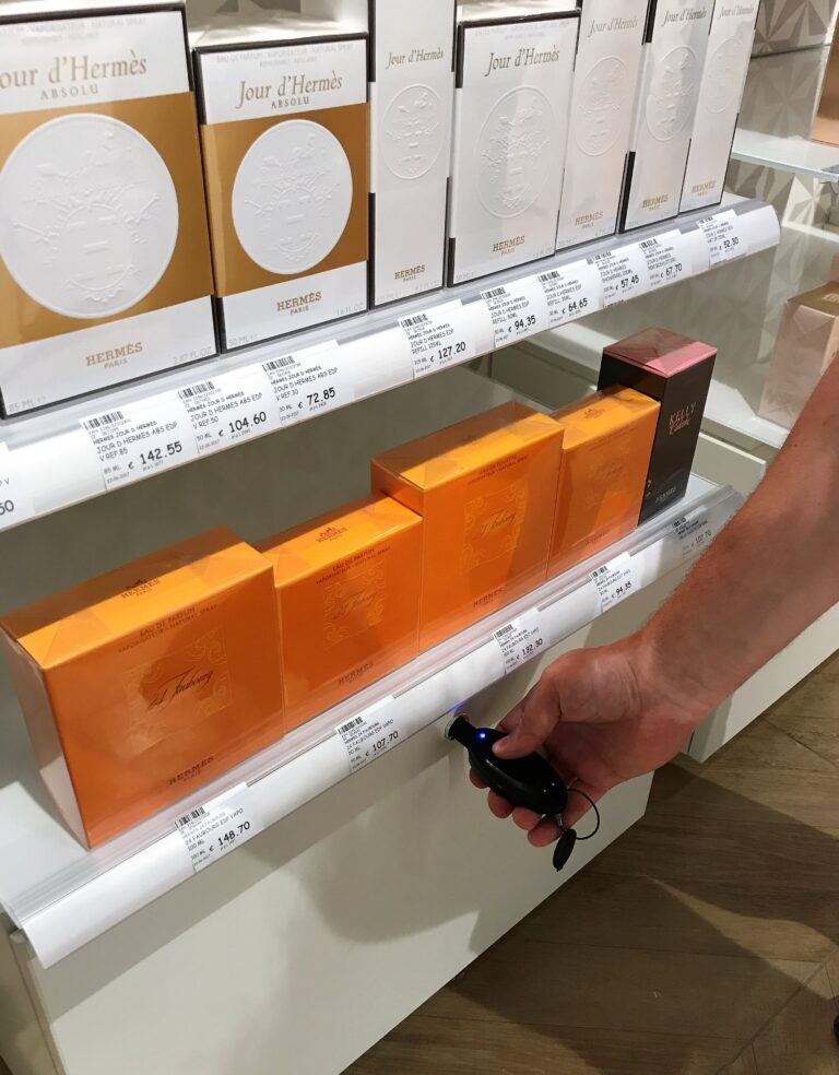 Gaveta com fechadura inteligente para guardar o estoque de perfumes e fragrâncias, para que os funcionários possam distribuí-los aos clientes ou reabastecer os testadores.