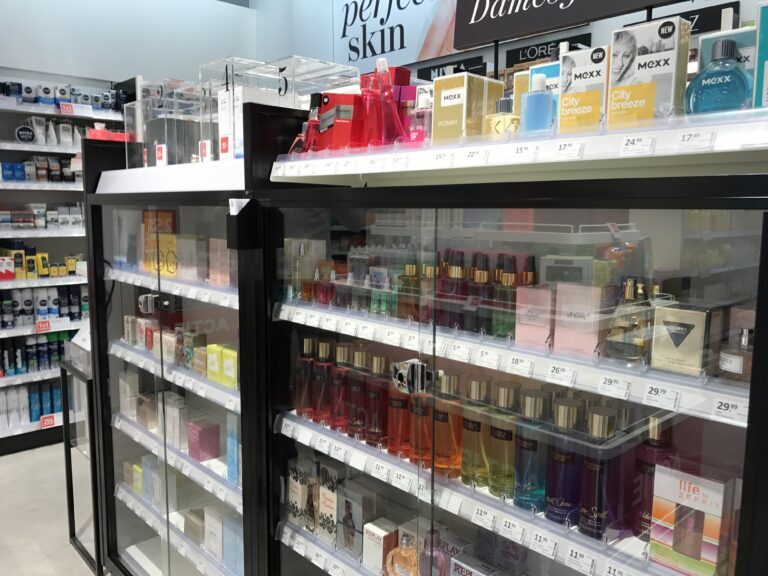 Vitrine de vidro que protege perfumes, loções, fragrâncias e outros produtos com uma fechadura inteligente.