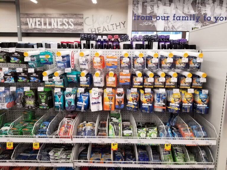 Lâminas e barbeadores Gillette pendurados em expositores suspensos com um temporizador para impedir que sejam retirados.