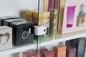 Uma fechadura para vitrines de vidro que funciona com uma chave eletrônica. Ela protege produtos de beleza.