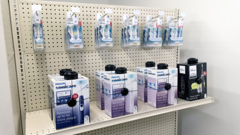 Produtos de saúde, como escovas de dentes elétricas ou barbeadores elétricos, em caixas protegidas por soluções de segurança.
