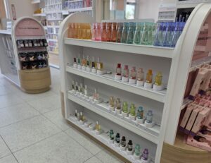 Loja de perfumes com soluções de segurança que expõem os testadores para interação com os clientes