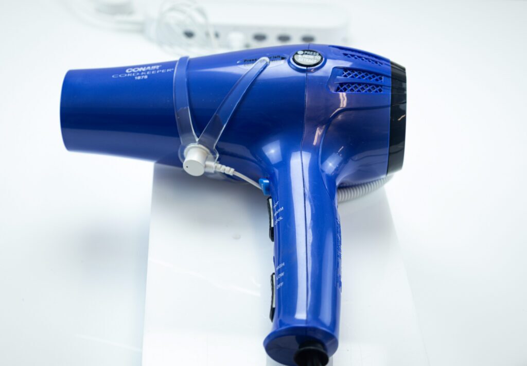 Dispositivo de segurança que protege o secador de cabelo contra roubo.