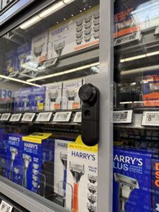 Fechadura inteligente em hipermercado, vitrine de vidro de loja de grande porte