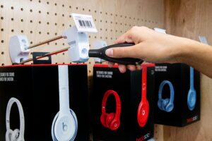 Solução de segurança inteligente para o varejo destinada a mercadorias penduradas, como caixas de fones de ouvido