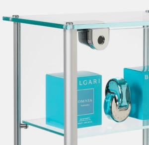 Self-Latching Showcase Lock em uma caixa de vidro com perfumes