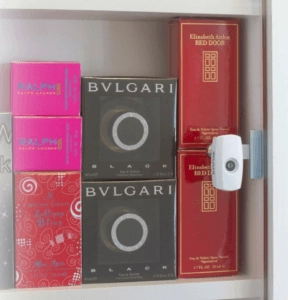 Cam Lock na porta de vidro basculante que protege as caixas de perfume
