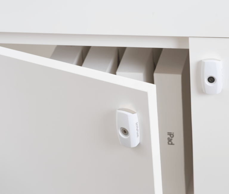 InVue Smart Cam Lock em branco, projetado para soluções de segurança avançadas