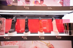 Um expositor de amostras de perfumes com soluções de segurança que protegem cada amostra, ao mesmo tempo em que valorizam a marca de beleza e permitem que os clientes interajam com os perfumes