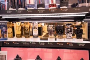 Um expositor de amostras de perfumes com soluções de segurança que protegem cada amostra, ao mesmo tempo em que valorizam a marca de beleza e permitem que os clientes interajam com os perfumes
