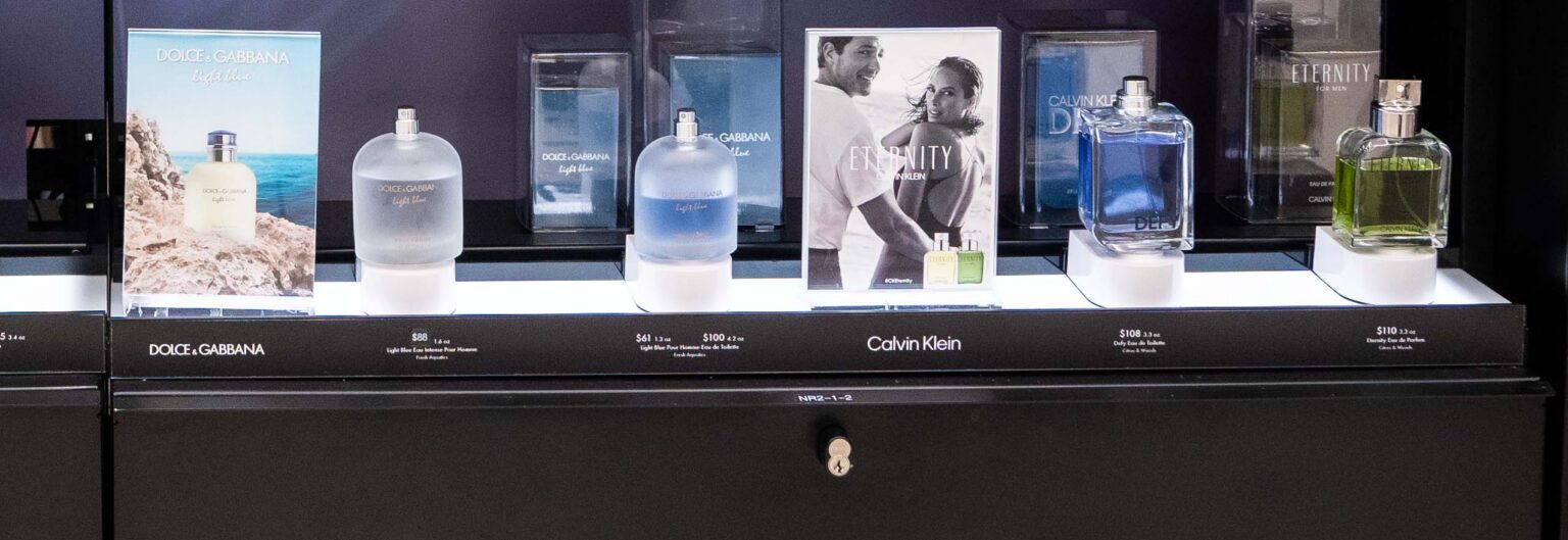 Um expositor de amostras de perfumes com soluções de segurança que protegem cada amostra, ao mesmo tempo em que valorizam a marca de beleza e permitem que os clientes interajam com os perfumes