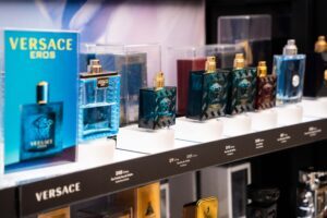 Um expositor de amostras de perfumes com soluções de segurança que protegem cada amostra, ao mesmo tempo em que valorizam a marca de beleza e permitem que os clientes interajam com os perfumes