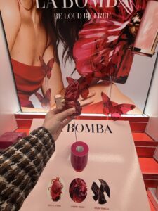 Um expositor de amostras de perfumes com soluções de segurança que protegem cada amostra, ao mesmo tempo em que valorizam a marca de beleza e permitem que os clientes interajam com os perfumes