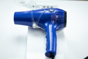 Dispositivo de segurança que protege o secador de cabelo contra roubo.