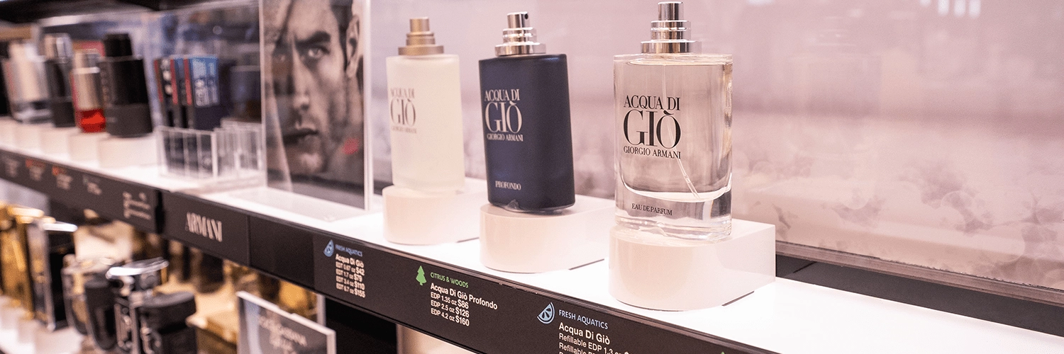 Um expositor de amostras de perfumes com soluções de segurança que protegem cada amostra, ao mesmo tempo em que valorizam a marca de beleza e permitem que os clientes interajam com os perfumes