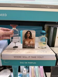 Um expositor de amostras de perfumes com soluções de segurança que protegem cada amostra, ao mesmo tempo em que valorizam a marca de beleza e permitem que os clientes interajam com os perfumes