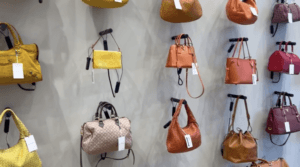 Bolsas em exposição usando trava de cabo