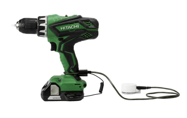 Zips prendendo uma furadeira Hitachi verde
