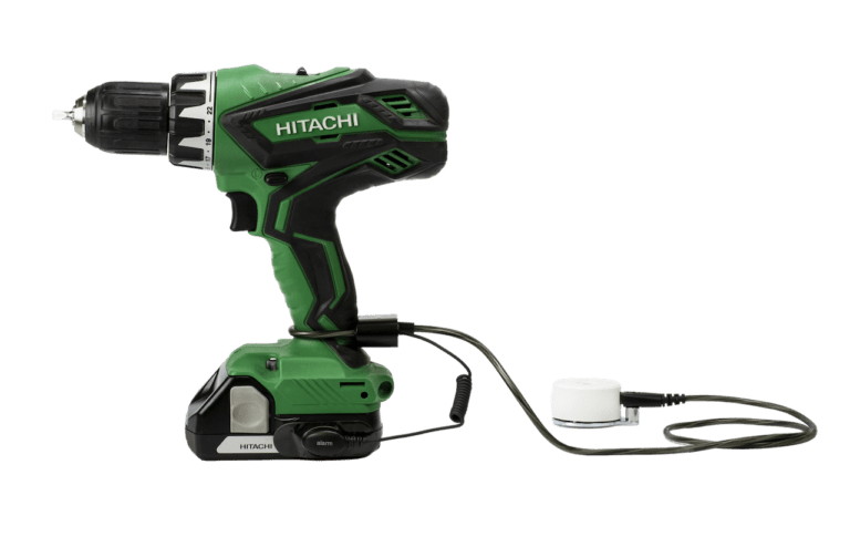Zips prendendo uma furadeira Hitachi verde