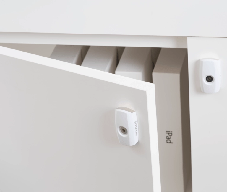 InVue Smart Cam Lock em branco, projetado para soluções de segurança avançadas