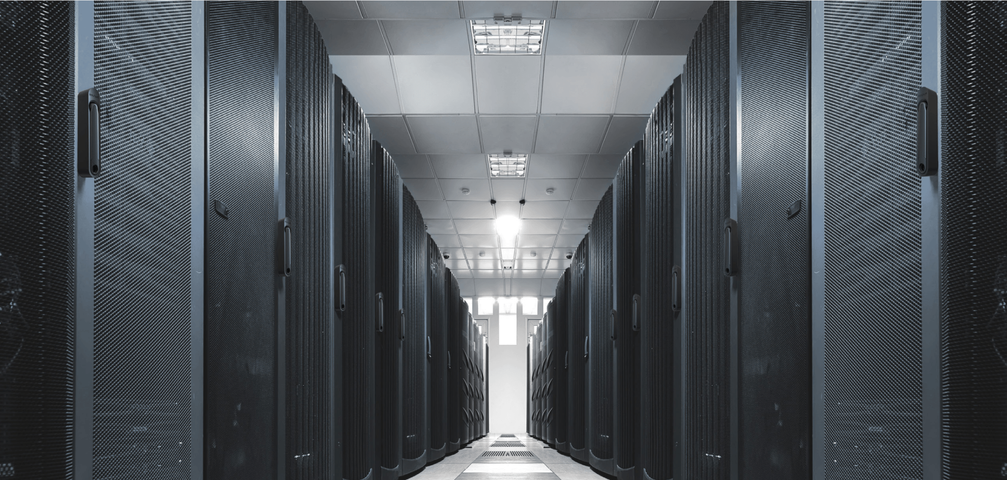 Linhas de servidores em um data center