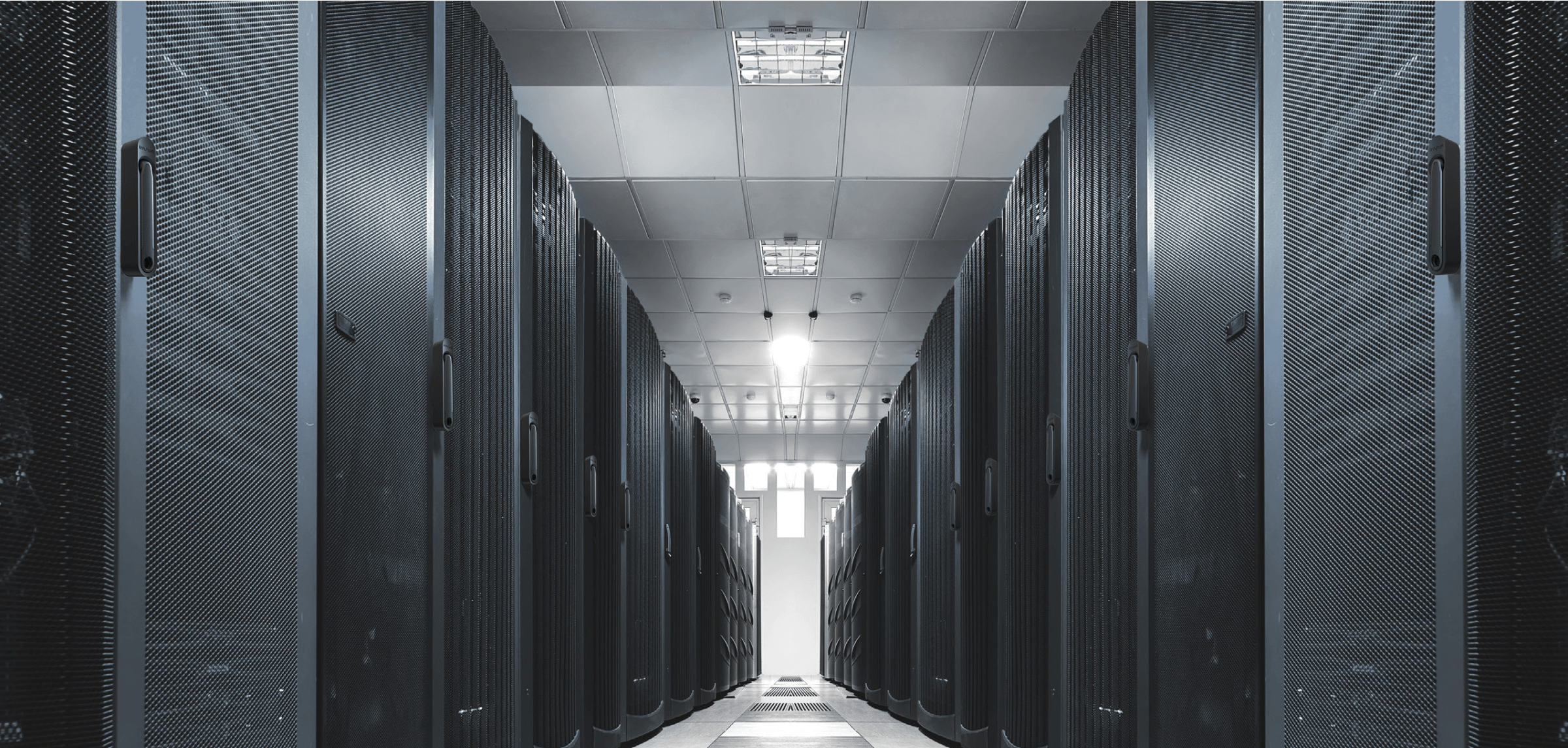 Linhas de servidores em um data center