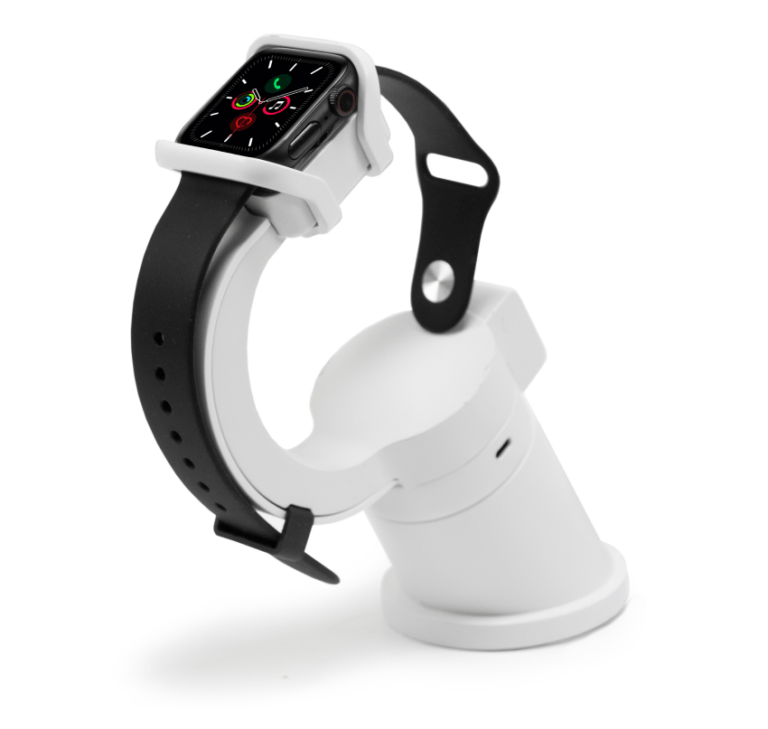 Close up da vista lateral de um smartwatch em um suporte de exibição branco