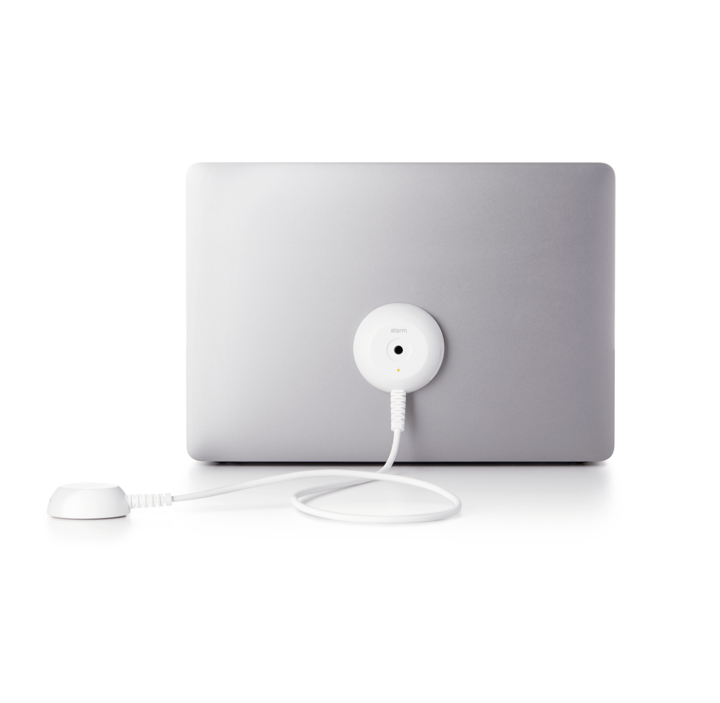 Branco Laptop AOP anexado a um laptop prateado