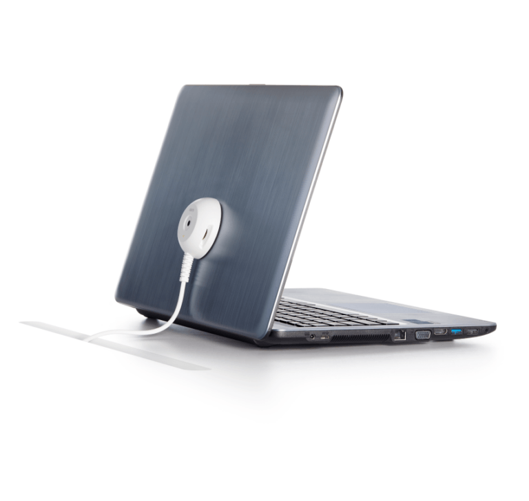 Laptop branco AOP conectado a um laptop aberto voltado para a direita