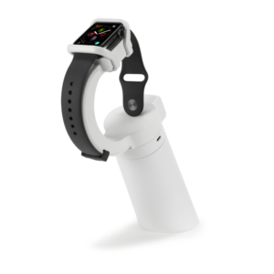 Smartwatch em um suporte de exibição branco