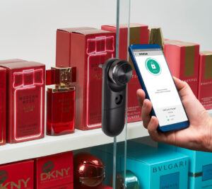 mKey em um telefone para desbloquear um Smart Lock em uma caixa de vidro