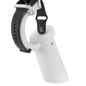 Smartwatch em um suporte de exibição branco