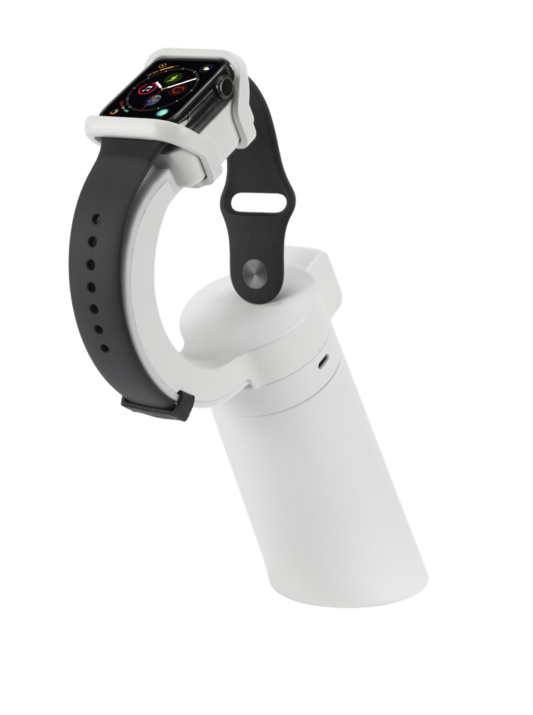 Smartwatch em um suporte de exibição branco