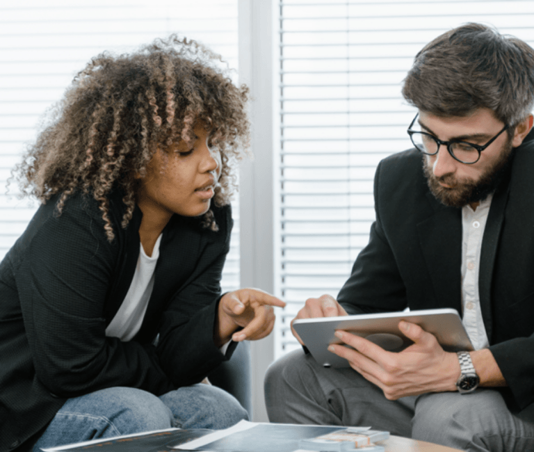 Homem e mulher olhando para um tablet seguro