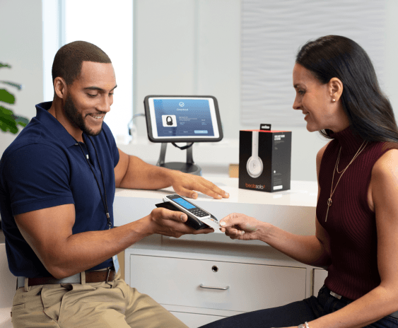 Homem e mulher segurando o estojo NE360H Handheld mPOS