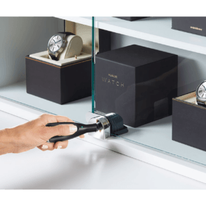 Showcase Lock com travamento automático sendo destravada pelo OneKEY