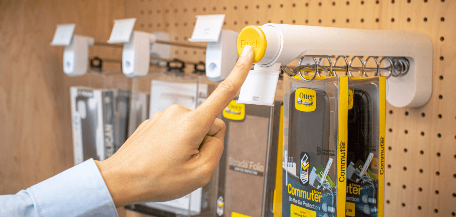 Dispensador T1000 com produtos Otterbox - mercadoria suspensa